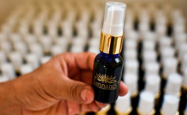 Una mujer indígena de Colombia muestra un estimulante sexual femenina hecha de la marihuana en el laboratorio de Toez (resguardo indígena), en la zona rural de Caloto, Cauca. AFP