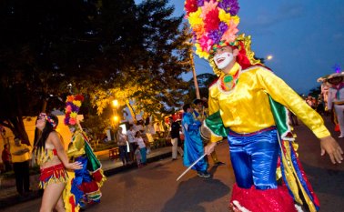 El colorido y la alegría de las fiestas lo ofrecerá el desfile de carrozas y comparsas que se inicia a las 4:00 pm en la avenida Gran Colombia, con punto de llegada en Las Cascadas (El Malecón). César Obando