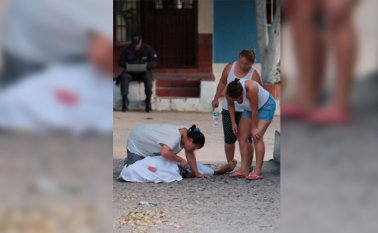 Los familiares de la víctima protagonizaron escenas de dolor tras ver a su ser querido muerto. César Obando