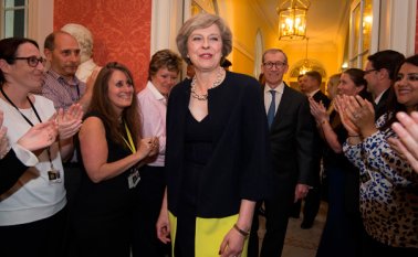 La nueva líder británica aceptó la invitación para gobernar, de parte de la reina Isabel II. Es la segunda mujer en ocupar la dirección del gobierno británico y fijar su hogar en 10 Downing Street. May reemplazó a David Cameron. AFP