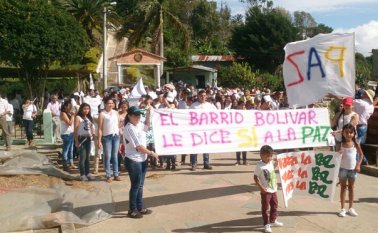Con camisas y banderas blancas los habitantes mostraron su deseo por la paz. Cortesía