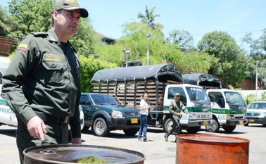 El brigadier general Gustavo Moreno mostró ayer, en el comando de San Mateo, las canecas de ACPM incautadas en el operativo adelantado en Puerto Santander. Rodrigo Sandoval