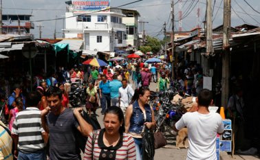 El inmenso mercado a cielo abierto estuvo abierto desde la madrugada, y solo cuando se oían rumores de la posible presencia policial, algunos bajaban sus rejas. Juan Pablo Cohen
