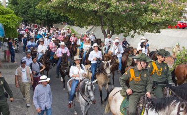 La cabalgata se cumplió en medio del más estricto orden por parte de los participantes y al mismo tiempo ofreció un hermoso espectáculo con caballos de todas las razas. Alfredo Estévez