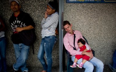 En esta imagen, un grupo de personas espera en una cola en el exterior de un supermercado para comprar comida, en Caracas, Venezuela. Los precios andan por las nubes debido a la escasez y los revendedores del mercado negro. AP