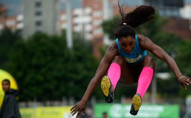 La colombiana logró su mejor distancia en el sexto y último intento. AFP