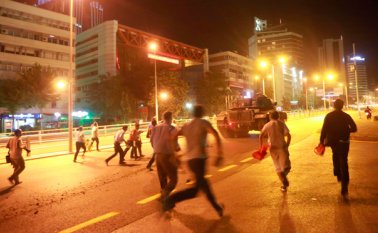 El primer ministro turco Binali Yildirim ordenó a las fuerzas leales al gobierno que derriben aviones y helicópteros que se hayan sumado al intento de golpe de Estado. AFP