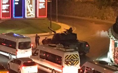 Militares turcos en las proximidades del aeropuerto Atatürk de Estambul. Twitter |@RamiAILoIah