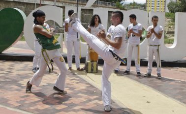 En Cúcuta, un grupo de jóvenes entusiastas del deporte motivan a la gente para que practique la capoeira. Mario Caicedo