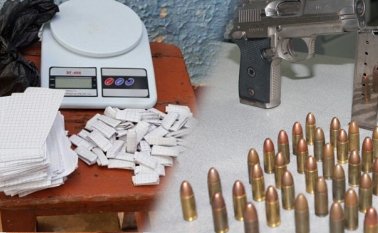 Los capturados y las dosis de coca incautadas quedaron a disposición de la Fiscalía. Además, una pistola marca Firestar y un revólver fueron incautados en los procedimientos. Cortesía