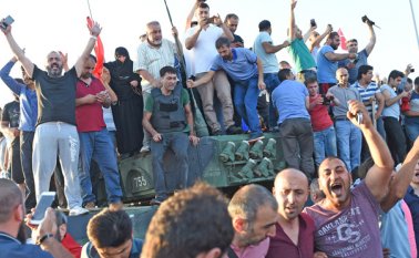 La población se subió a un tanque para festejar la derrota de los golpistas después que el ejército asumió el control militar en el puente del Bósforo en Estambul. AFP