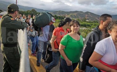 La hora de cierre para el regreso de estas personas, la cual estaba prevista para las 8 de la noche, se amplía para la 11 p.m. del mismo día (hora colombiana). Mario Caicedo