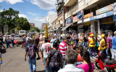 La avenida sexta de Cúcuta recibió el río de venezolanos que cruzó los puentes internacionales para abastecerse de comida y medicamentos. Alfredo Estévez