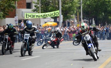 Los pilotos llegaron desde varios lugares del país y derrocharon sobre el asfalto toda su destreza y capacidad sobre las motocicletas. El público disfrutó con el ruido de los motores y con el ambiente de competencia que se vivió. Rodrigo Sandoval