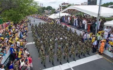 En el 2015, cientos de cucuteños se dieron cita en El Malecón para disfrutar del desfile cívico militar. Archivo La Opinión