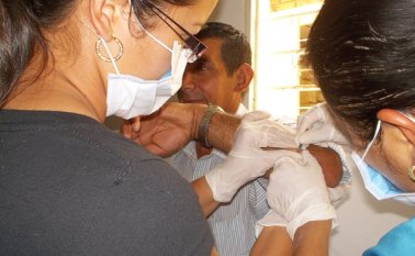 A varias personas les tomaron muestras de tejidos para verificar si padecen la enfermedad. La emergencia es atendida por el área de salud pública del Instituto Departamental de Salud. Roberto Ospino