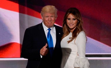 Melania Trump (derecha) presuntamente plagió de formal parcial un discurso de Michelle Obama dado en la convención demócrata de 2008. AFP