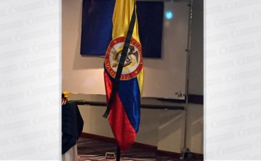 En la reunión de bancada que presidió Uribe hicieron lucir la bandera de Colombia con una cinta negra. Colprensa