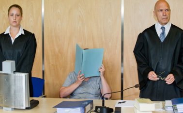 La mujer cubrió su rostro durante el juicio para evitar que los medios de comunicación presentes en la diligencia pudieran retratarla.  AFP