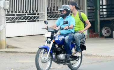 Sigue prohibido transportar parrillero hombre en toda la ciudad, así como niños menores de 10 años. Rodrigo Sandoval