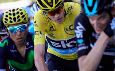 Christopher Froome (centro), con la camiseta amarilla de líder general de la competencia, por delante del colombia Nairo Quintana. AFP