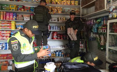 Los uniformados verificaron que los productos tuvieran todos los manifiestos de importación expedidos por la Dian. Cortesía