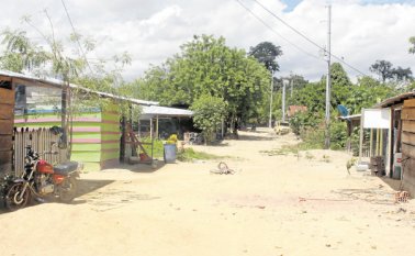 Las calles polvorientas y las humildes fachadas de las viviendas, son signo de la pobreza que se vive en esta zona. Cristian Herrera