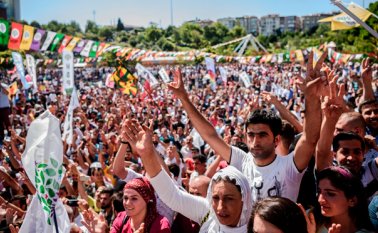 Partidarios kurdos se reunieron durante una manifestación de protesta contra el golpe militar y el estado de excepción. AFP