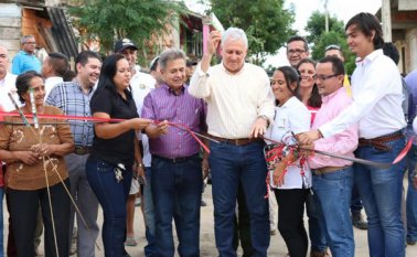 El alcalde Rojas expresó su satisfacción por la alegría que le mostraron los vecinos, debido a la ejecución de los proyectos. Cortesía