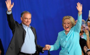 La ex primera dama presentó a Kaine en un acto de campaña en Miami. AFP