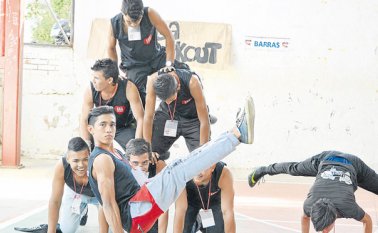 El grupo de barras del colegio Monseñor Jaime Prieto Amaya fue uno de los más activos durante el festival de expresiones artísticas. En el óvalo se aprecia a una de las estudiantes improvisando dibujos. La Opinión