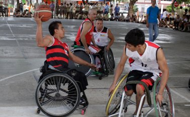 A pesar del escaso apoyo por parte del IMRD, el equipo de baloncesto de silla de ruedas Nordesir se las ingenió para recoger fondos haciendo presentaciones en los colegios. Mario Caicedo
