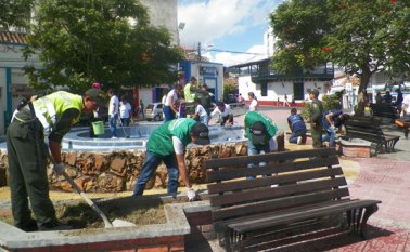El parque San Agustín fue intervenido recientemente para cambiarle el aspecto y mejorar las zonas verdes. La fuente luminosa será sometida a reparaciones eléctricas e hidráulicas para que funcione sin contratiempos. Javier Sarabia