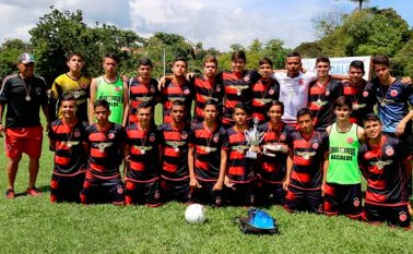 Este es el equipo El Caleño que dirige el exfutbolista Juan Carlos ‘El Caleño’ Gutiérrez, que se clasificó a la final nacional de la VI Copa Bon Bon Bum, al vencer en la final en Guadalupe (Santander) a Chamitos 2-0. Cortesía