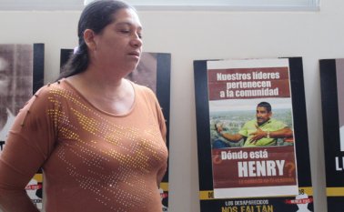 Acongojada y adolorida, Elibeth Murcia, la esposa del líder comunal suplica que se lo devuelvan, o que le digan dónde encontrarlo. Cortesía