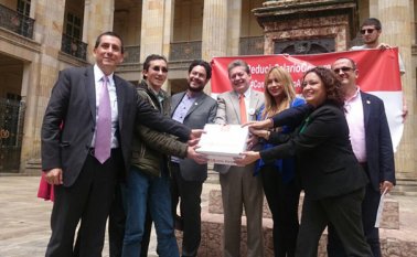 Con el apoyo de 130.000 ciudadanos que firmaron para respaldar la iniciativa, los promotores del proyecto que busca reducir el salario de los congresistas presentaron ayer, nuevamente, la propuesta al Legislativo. Tomada de Internet