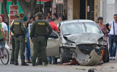 Así quedó el vehículo conducido por un policía. Edinsson Figueroa