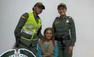 Un grupo de auxiliares bachilleres de la Policía pintó las paredes de la casa de Carmen Cecilia Castro, mientras ella fue llevada a un salón de belleza. Roberto Ospino