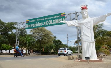 La escultura a Cristo Rey que está invadiendo el espacio público pesa alrededor de media tonelada y se construyó en cemento, base de hierro, guadua y yute, y según su creador pretendía llevar un mensaje de hermandan a Colombia y Venezuela. Rodrigo Sandoval
