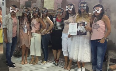 Durante el lanzamiento de la campaña Mónica repartió antifaces en forma de mariposa a los asistentes. Blogueras, editoras de moda, asesoras de imagen, diseñadoras y las creadoras estuvieron presentes en la actividad. Daniela Sánchez