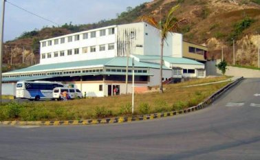 La central de transportes de Ocaña tiene 15 años de existencia pero no se utiliza al ciento por ciento su infraestructura porque las empresas de transporte prefieren operar desde el centro de Ocaña. Javier Sarabia