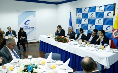 Los miembros del directorio nacional conservador y los integrantes de las bancadas de Senado y Cámara se reunieron, ayer, con los delegados del Gobierno en el proceso de paz, para manifestar sus inquietudes sobre los acuerdos alcanzados hasta ahora. Colprensa