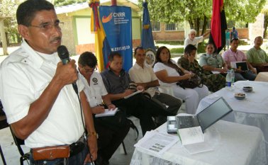 Henry pérez (micrófono en mano), líder comunal de la gabarra, desapareció en enero de este año de su finca y hasta el momento son mínimas las pistas que se tienen sobre su paradero. Archivo