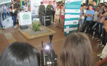 En uno de los pasillos del centro comercial Unicentro, la Policía Nacional mostró el robot antiexplosivos que les ayuda en sus difíciles labores. La Opinión