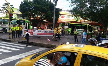 Las cebras son para los peatones, así se lo hacen ver las promotoras viales a los ciudadanos que cruzan las vías por otras partes. Alfredo Estévez
