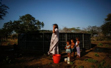 El fenómeno de El Niño, que afectó en meses pasados al país, acentuó la sequía en La Guajira, habitado principalmente por los wayúu. Colprensa