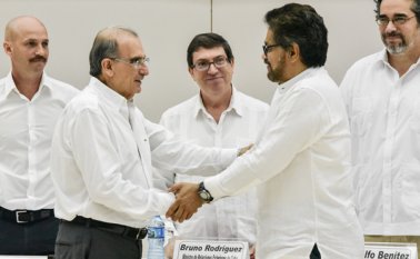 Humberto de La Calle e Iván Márquez (derecha) tendrán que sentarse en La Habana (Cuba) a analizar los alcances de esta nueva acción de pedagogía de la paz ofrecida por las Farc en Tumaco, Nariño. Archivo