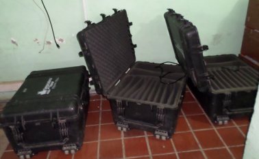 En estas maletas se encontraban algunos de los computadores hurtados que fueron entregados por el programa Computadores para Educar. Colprensa