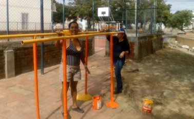 Hombres y mujeres del barrio se dieron a la tarea de pintar y asear el parque y la cancha. Cortesía