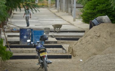 “Es importante resaltar la participación de la comunidad, pues ella le rinde mucho pavimentar”, según Jonny Pascual Contreras, secretario de Infraestructura del municipio. La Opinión
